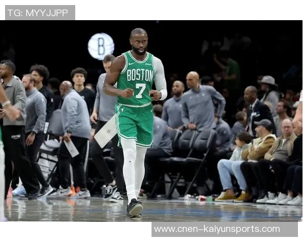 杰伦布朗高效表现三分球火力全开助力球队获胜