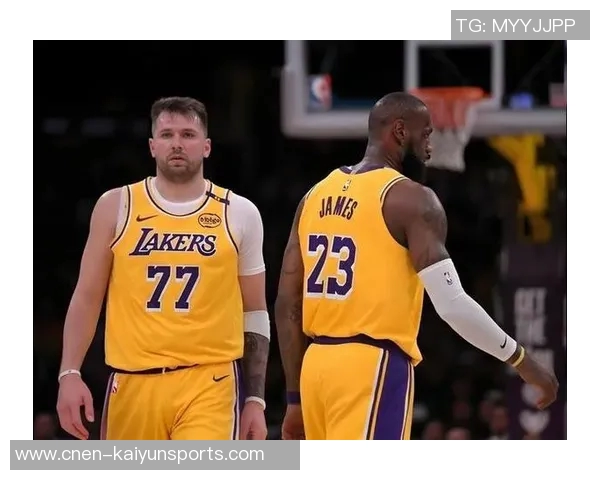 詹姆斯在东契奇和里夫斯的光芒下显得孤独让人心疼的篮球传奇