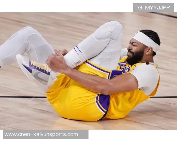 亚当斯在比赛中崴脚但表现稳定跑动无明显跛行状态良好 亚当斯在比赛中崴脚但表现稳定跑动无明显跛行状态良好