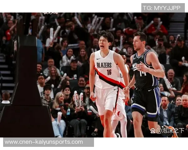 克林根场边指导杨瀚森展现深厚情谊引发媒体热议