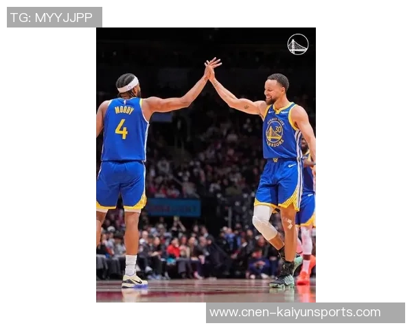 库里称赞小佩顿化学反应良好拦拆配合默契展现球队默契精神