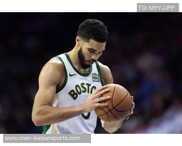 开拓者乐福赠送球衣给老乡塔图姆感谢他一直以来的支持与鼓励